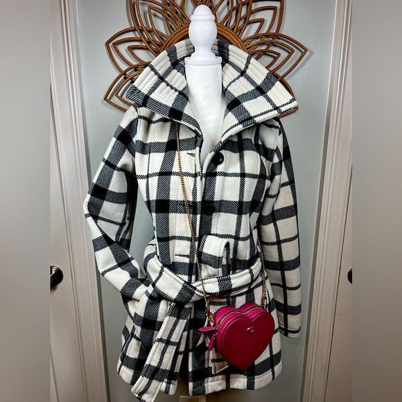 Jackets & Blazers - 🖤Super cute plaid black and white pea coat🖤